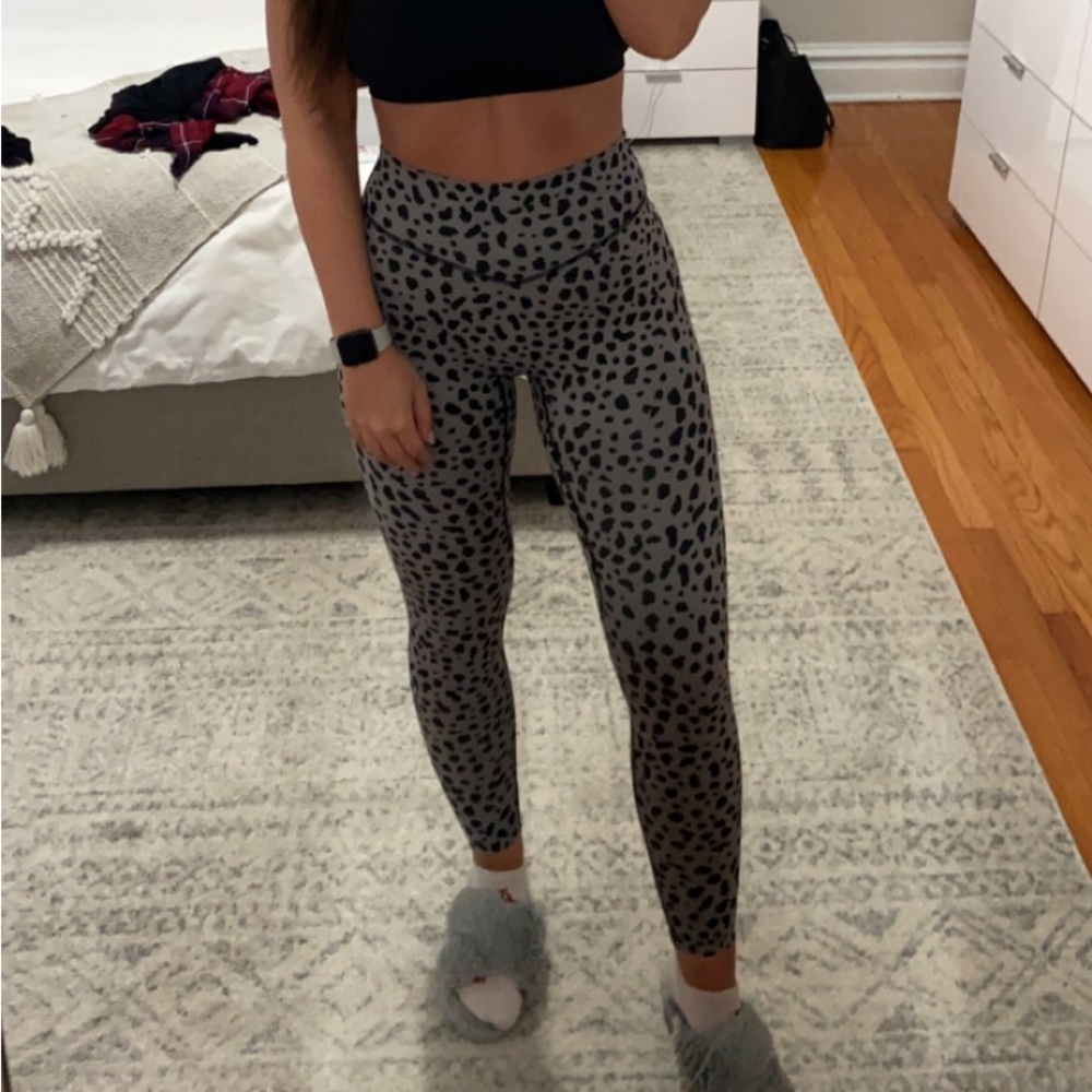 Balance athletica vitality snow leopard grey ascend leggings size small